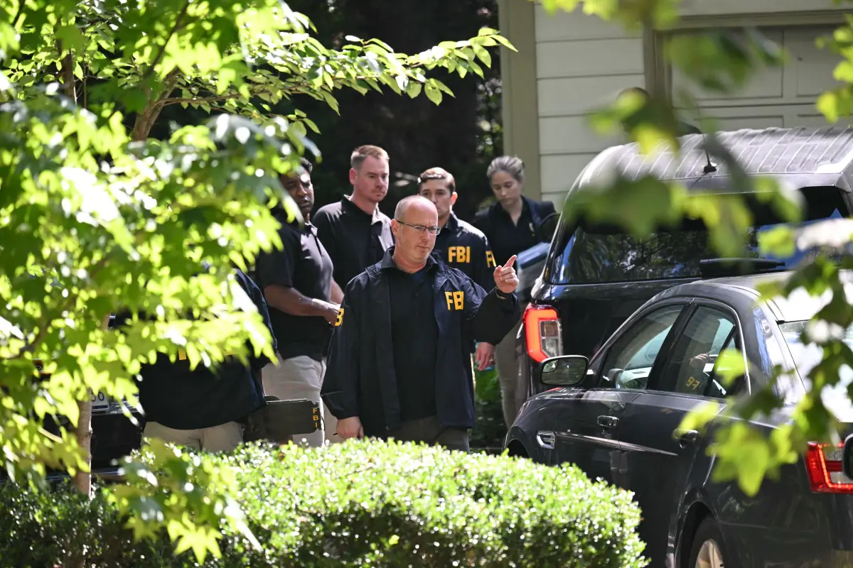 Los agentes del FBI retiraron cajas con documentos/AFP