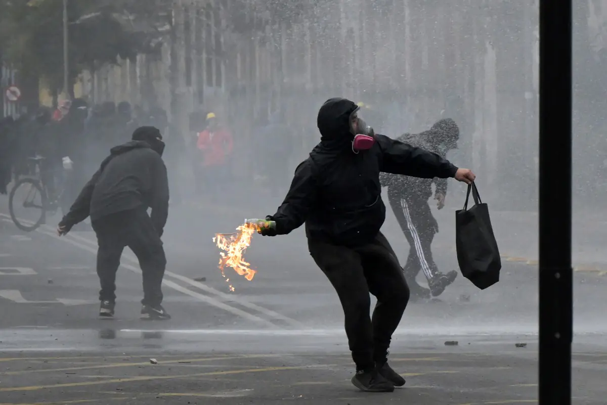 Algunos manifestantes lanzaron bombas molotov a los carabineroa/AFP