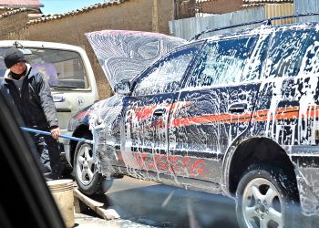Las lluvias no son suficientes, La Paz ratifica cambio de tarifas y prohibición de jugar con agua