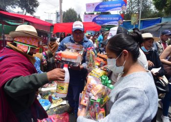 Alasita contra el COVID-19, en El Alto hay vacunación y fumigaciones en las ferias