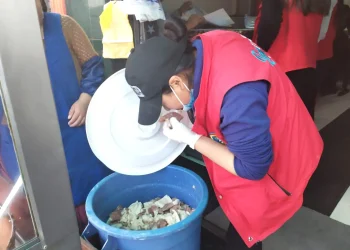 Alimentos en mal estado son decomisados en un mercado de El Alto
