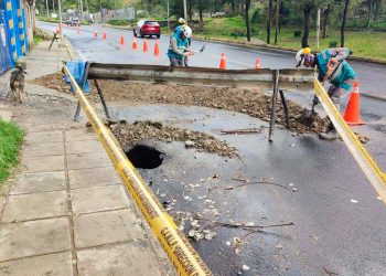 La Alcaldía de La Paz cierra uno de los carriles de la Avenida del Poeta. Foto: AMUN