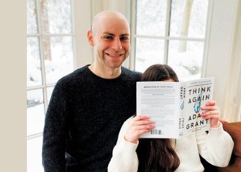 EXPERTO. Adam Grant analiza y comprende los desafíos que enfrentan las fuerzas laborales en el mundo.