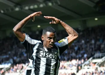 Newcastle rechaza una oferta del Liverpool por Alexander Isak (medios)