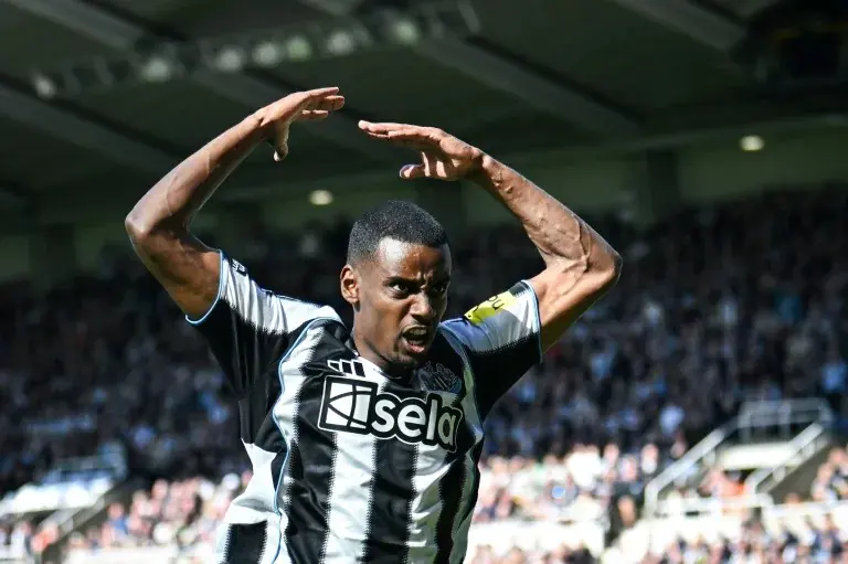 Newcastle rechaza una oferta del Liverpool por Alexander Isak (medios)