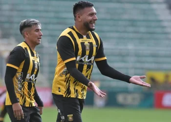 The Strongest derrota a Oriente por 2-0 y sigue al acecho del puntero