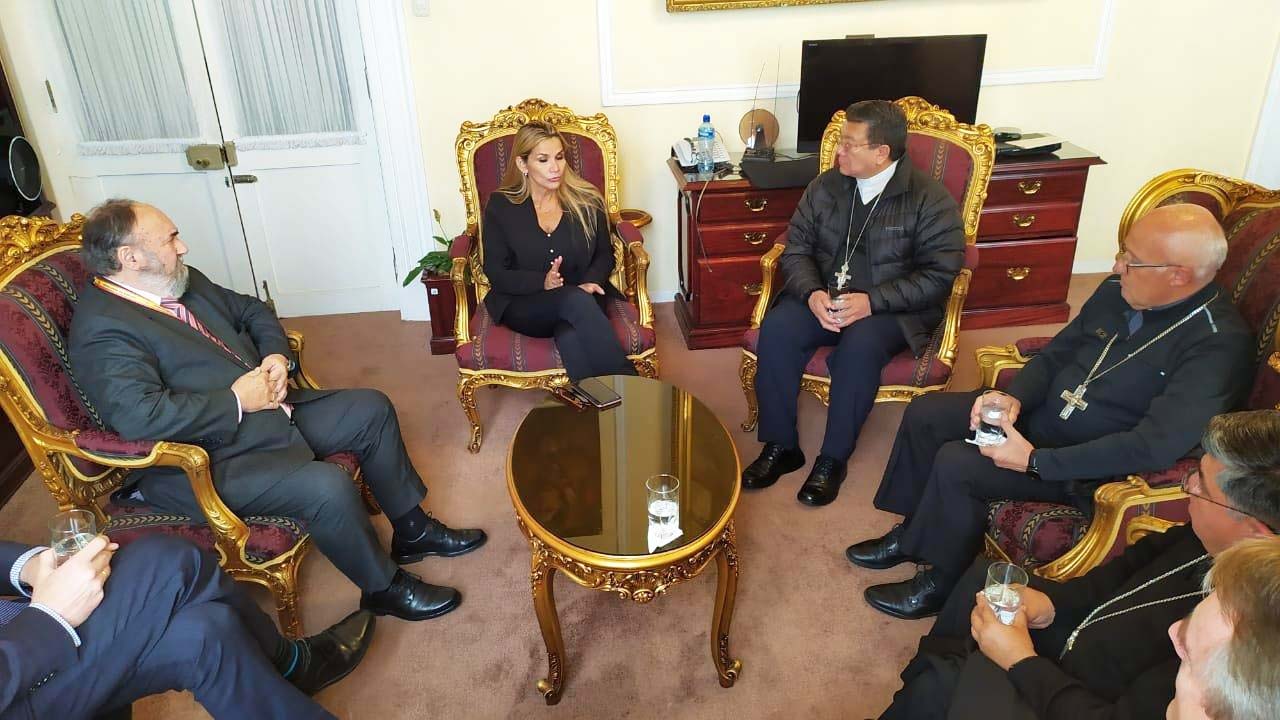 La presidenta interina en 2019-2020, Jeanine Áñez, se reúne con autoridades católicas.