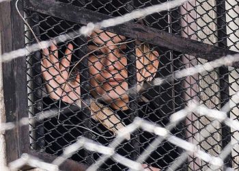 Jeanine Áñez es vista detrás de las rejas en la cárcel de Miraflores, en La Paz.
