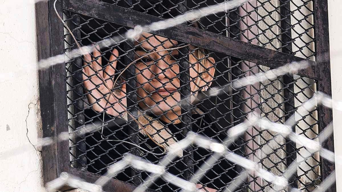 Jeanine Áñez es vista detrás de las rejas en la cárcel de Miraflores, en La Paz.