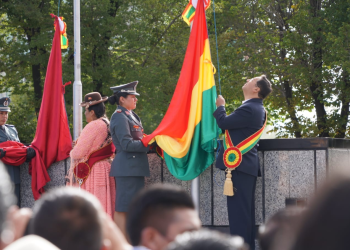 Con la iza de la bandera y una ofrenda floral comienzan los festejos de la efeméride de Oruro