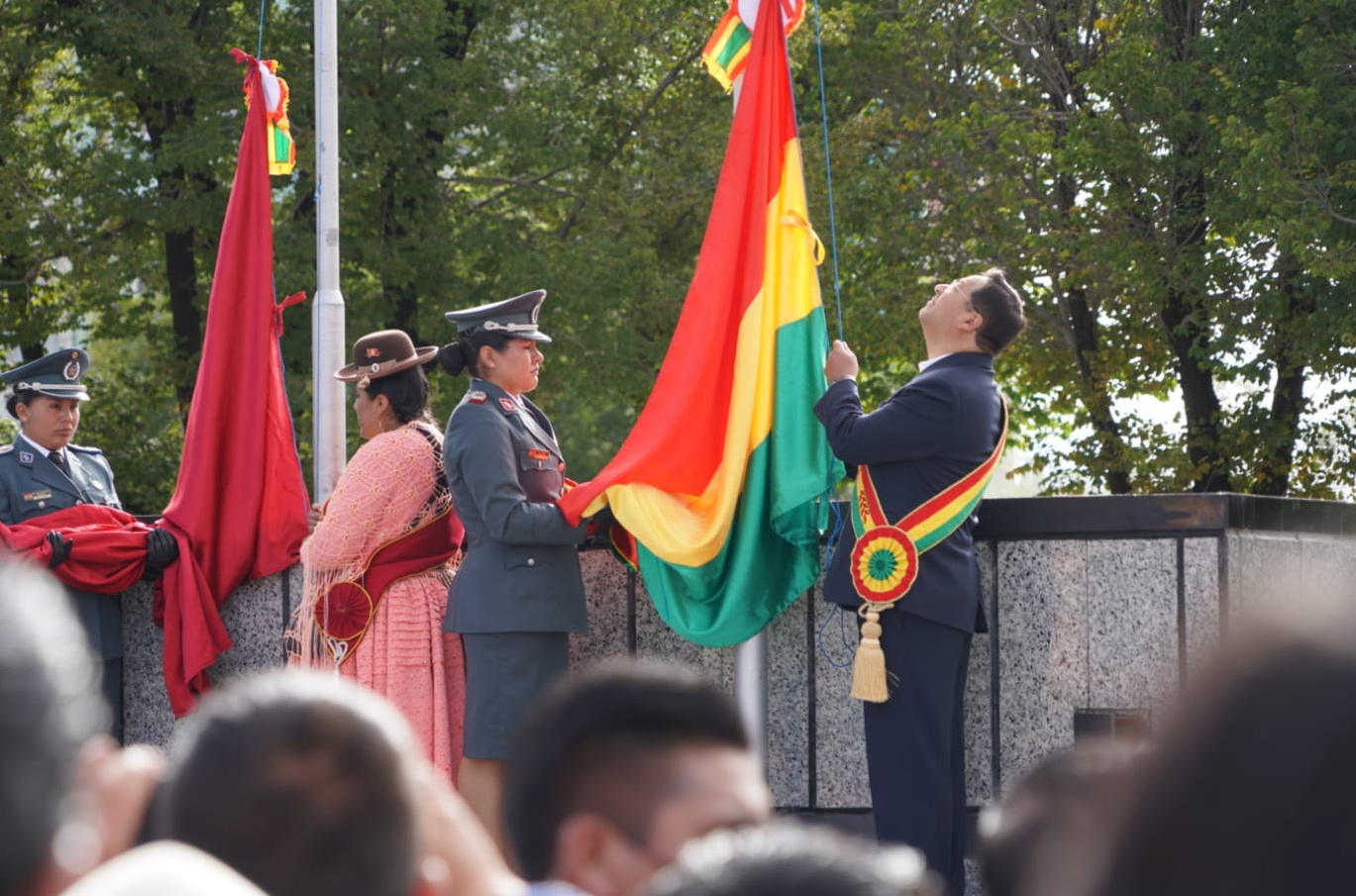 Con la iza de la bandera y una ofrenda floral comienzan los festejos de la efeméride de Oruro
