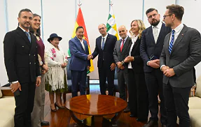 El presidente se compromete a una transición democrática