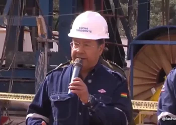 Arce atribuye retraso de la planta HVO a la falta de dólares