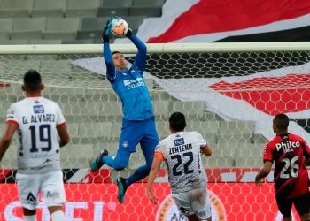 Arnaldo Giménez, capitán Wilstermann, fue amenazado por un grupo de hinchas
