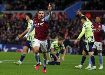 Aston Villa gana 2-1 a Leeds con gol de Buendía
