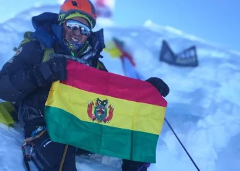 El alpinista paceño Ayaviri corona el Manaslu en Nepal