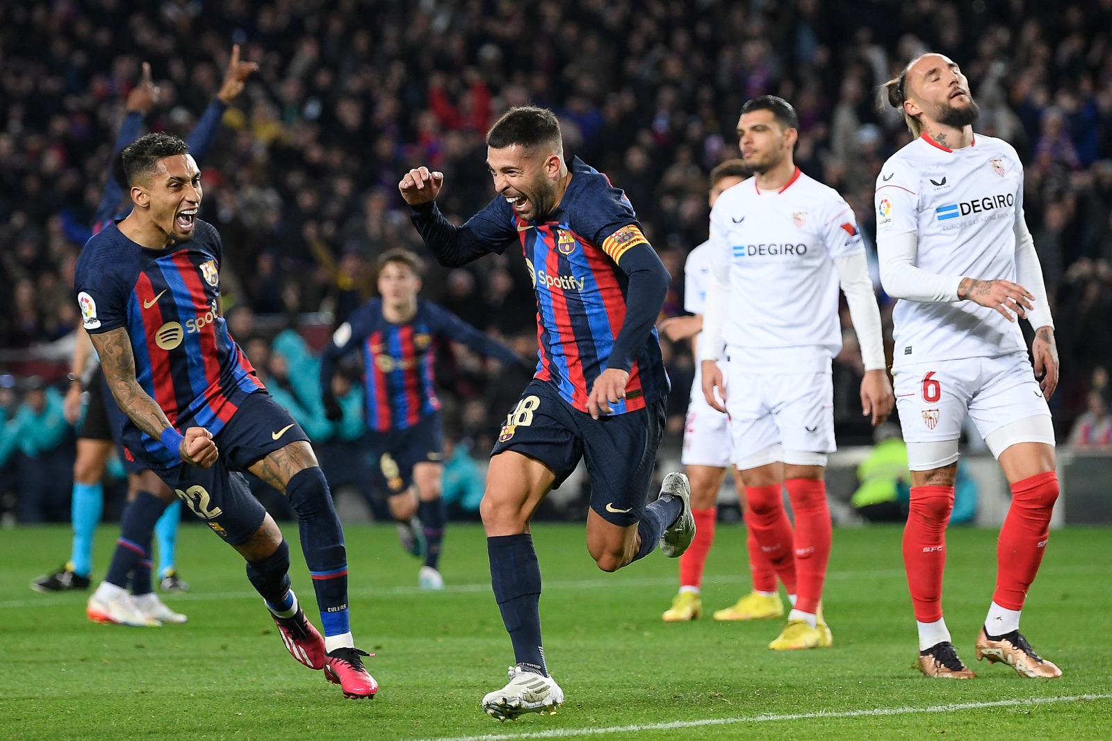 Barcelona no falla ante el Sevilla y se distancia del Real Madrid