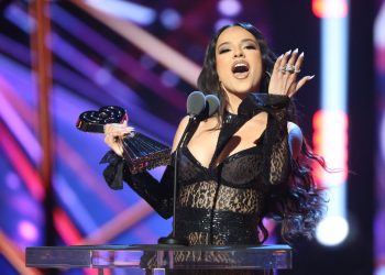 Becky G sin anillo