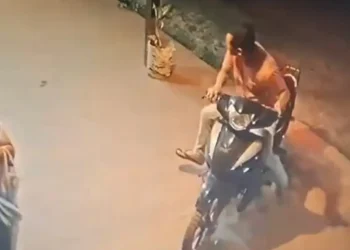 Una cámara de seguridad registró cuando la víctima llega a su casa/RRSS