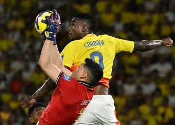 Lampe atrapa el balón ante la potencia del colombiano Córdoba (AFP).