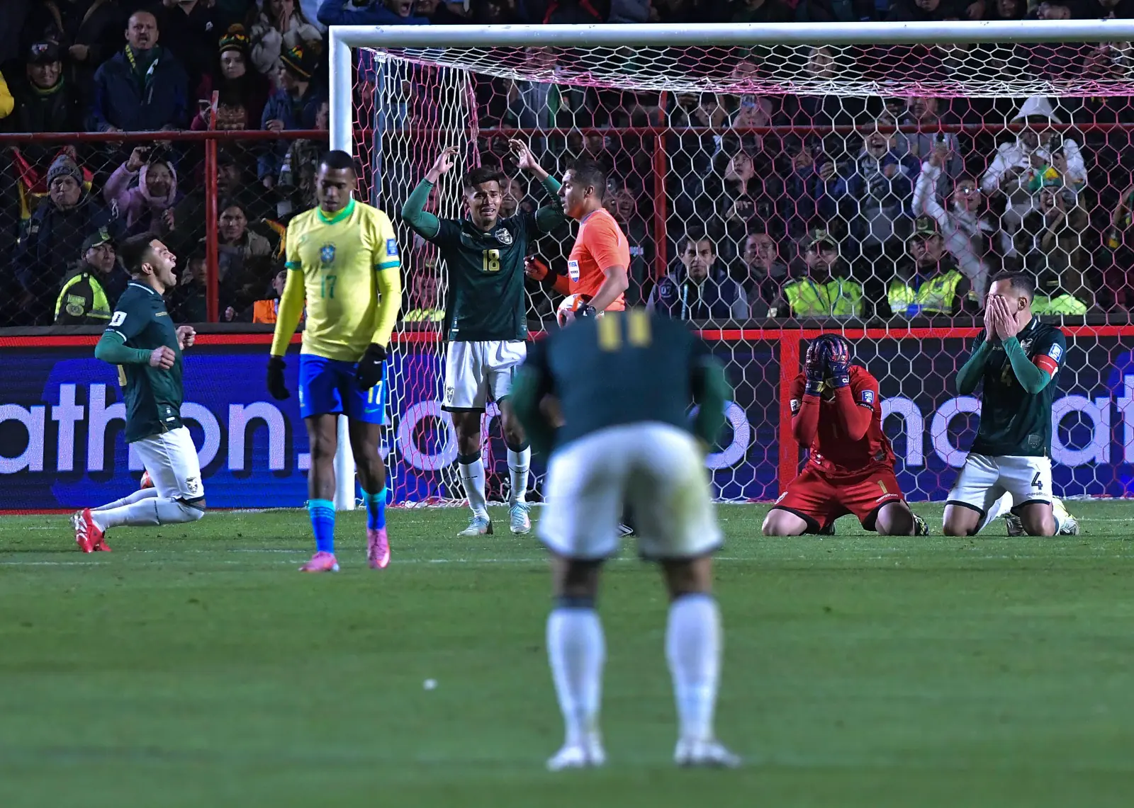 Toda una nación festeja ir a la repesca mundialista al vencer a Brasil