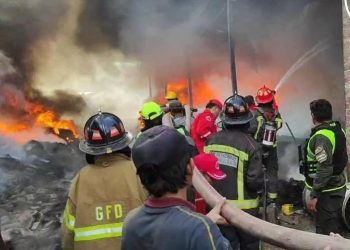 La tarde de este lunes, un incendio de magnitud causó zozobra en la población cochabambina. Foto: Bomberos voluntarios GEOS Bolivia