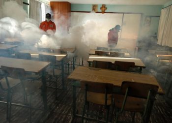 Alerta por el dengue: brigadas fumigan colegios del norte de La Paz, las clases son normales