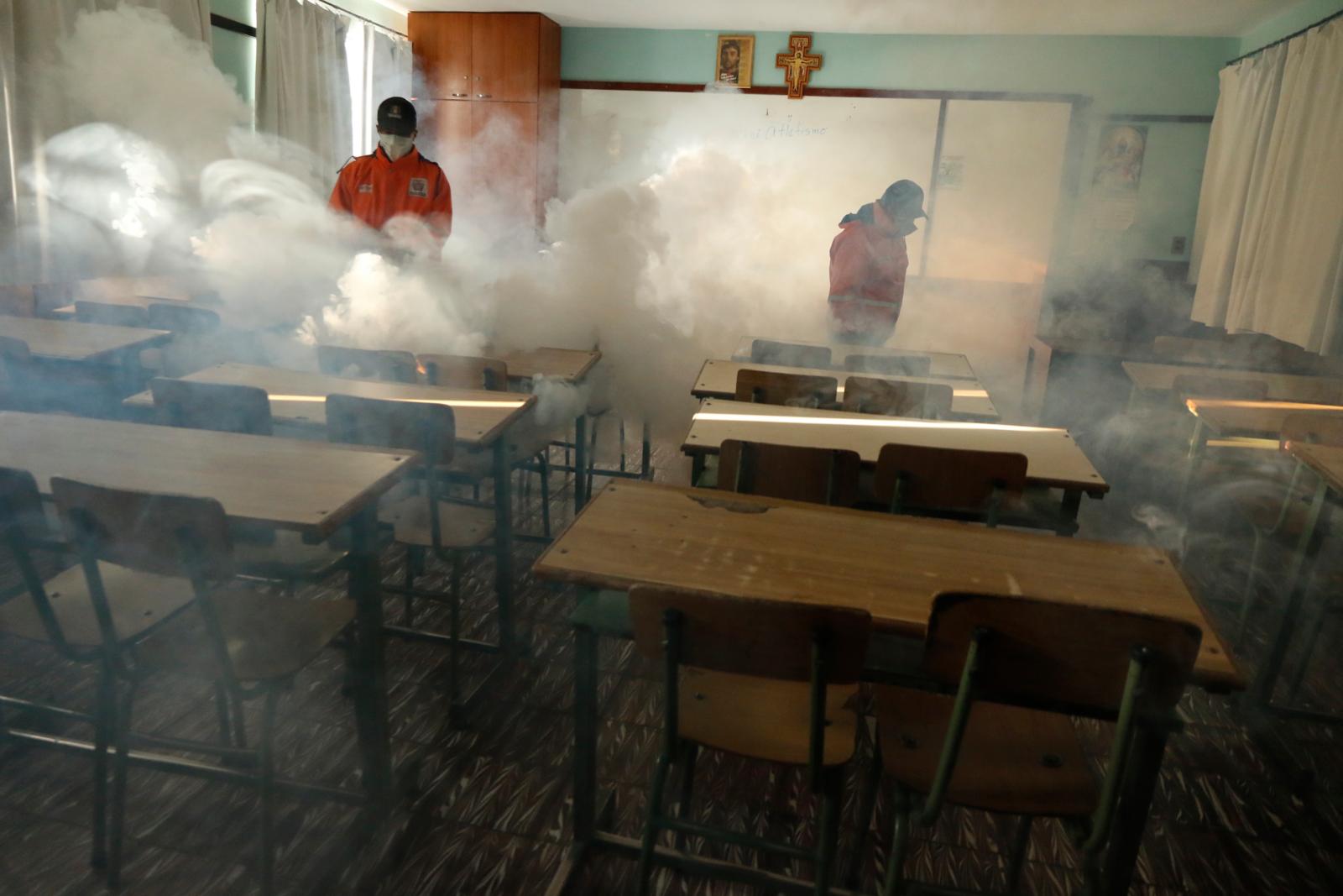Alerta por el dengue: brigadas fumigan colegios del norte de La Paz, las clases son normales