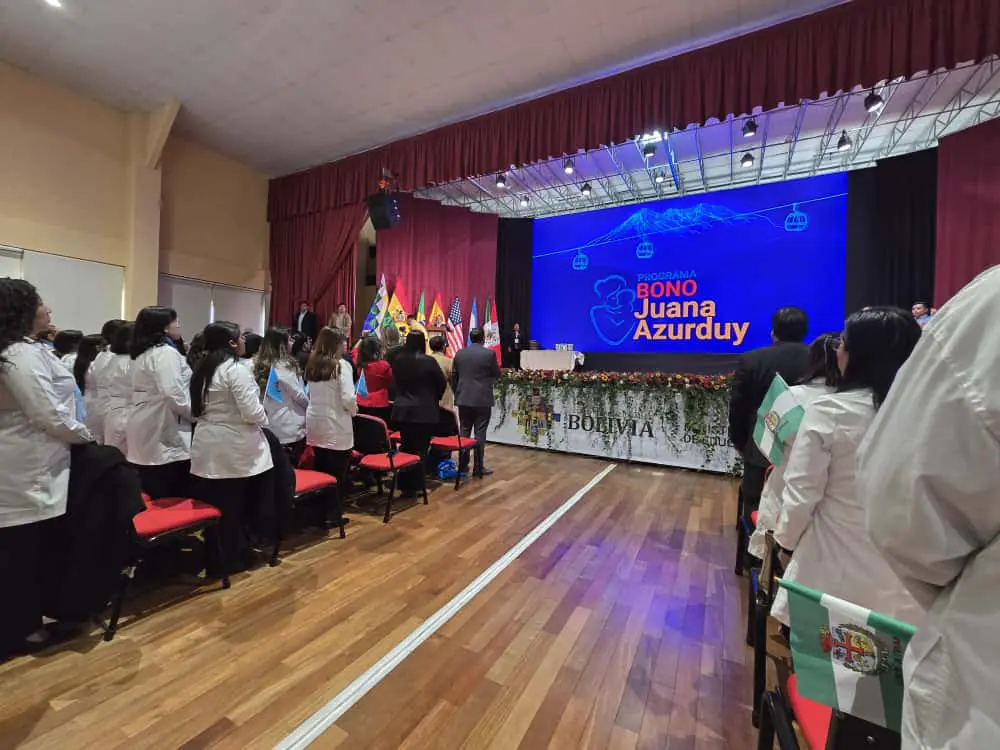 Bolivia expone sus avances en salud materno-infantil en congreso internacional