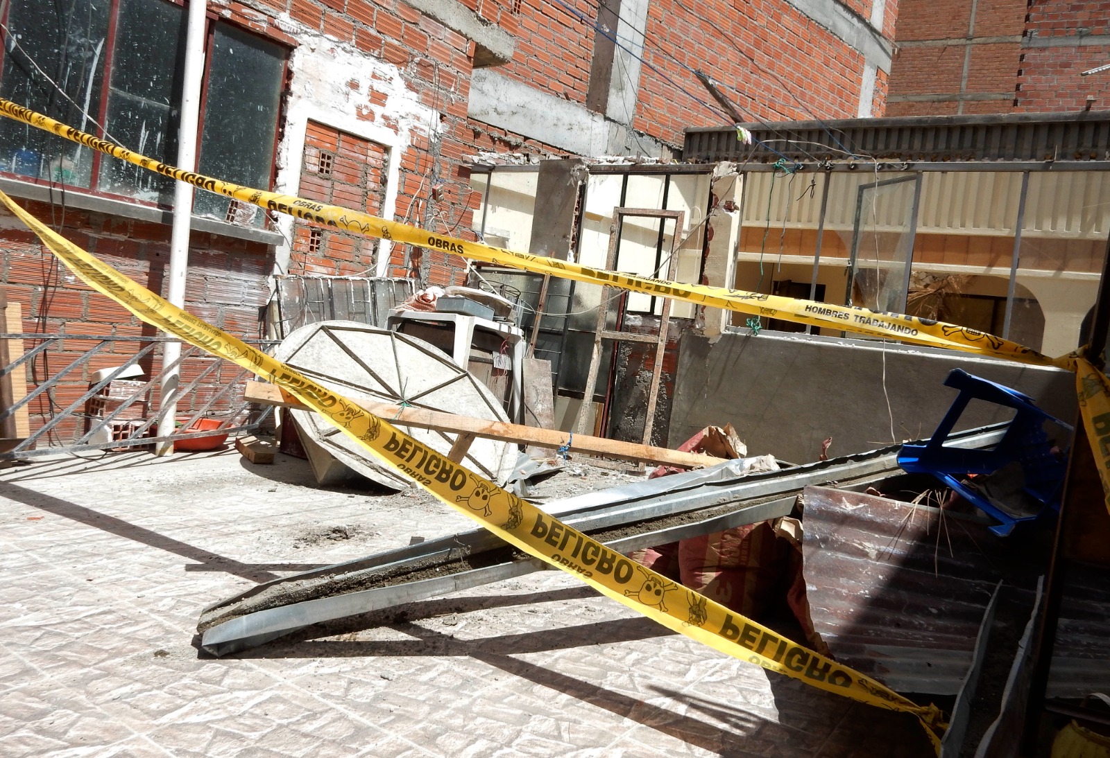 Caen ladrillos de una construcción y la Alcaldía determina la paralización de la obra