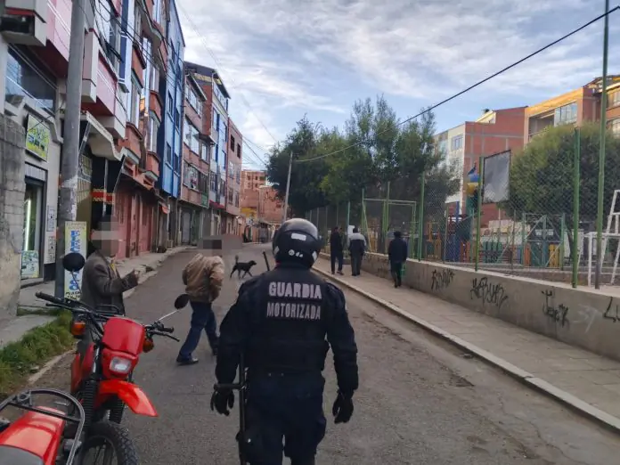 Vecinos, policías y guardias se unen contra el alcohol en La Paz