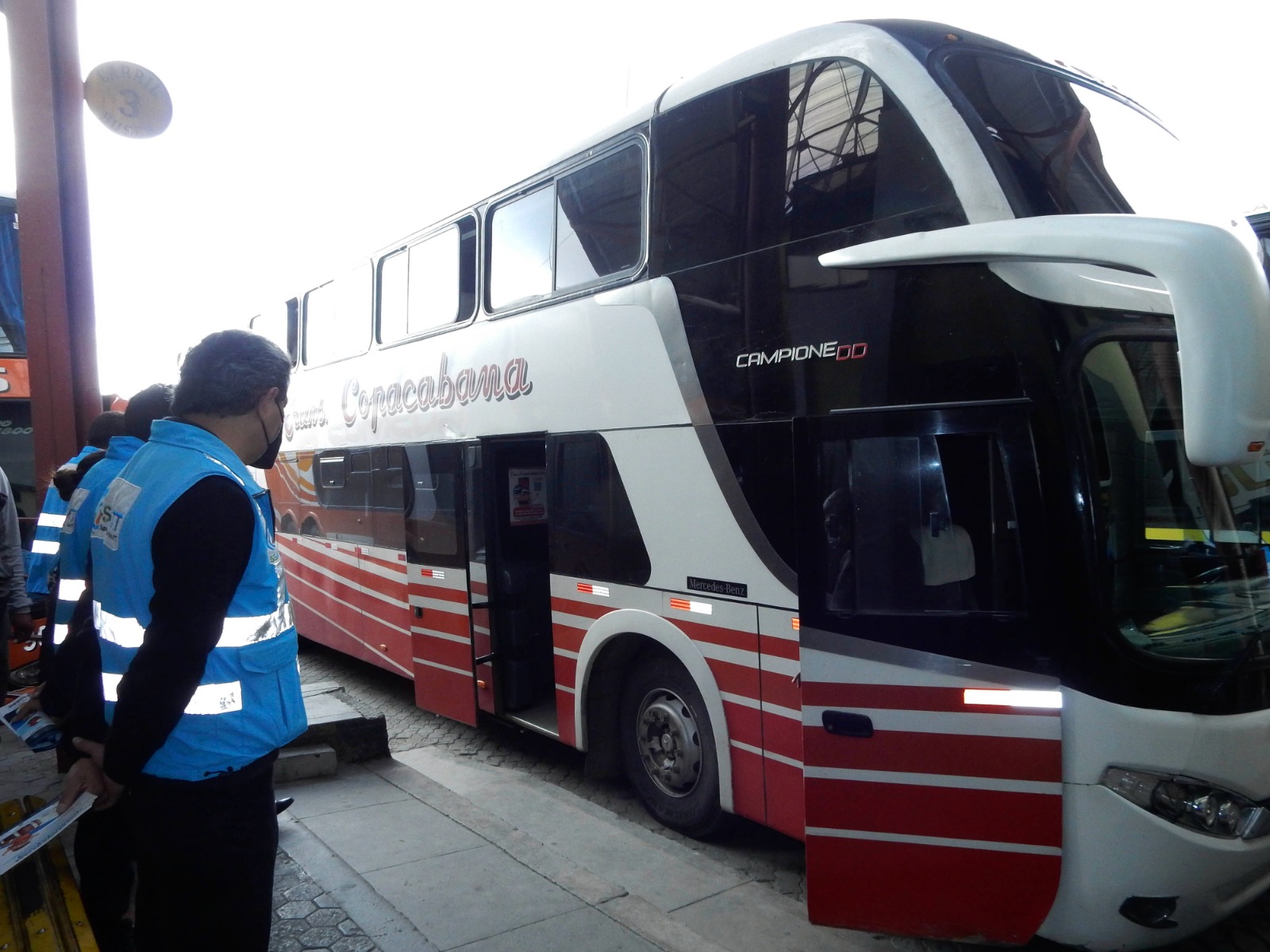 Incumplimiento de horarios y mala atención, las faltas más recurrentes del transporte terrestre y aéreo