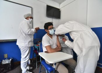 Vacunan contra el COVID-19. Foto: La Razón