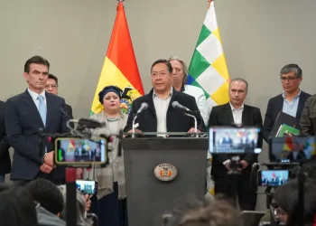 El presidente Arce anuncia una transición pacífica junto a Paz