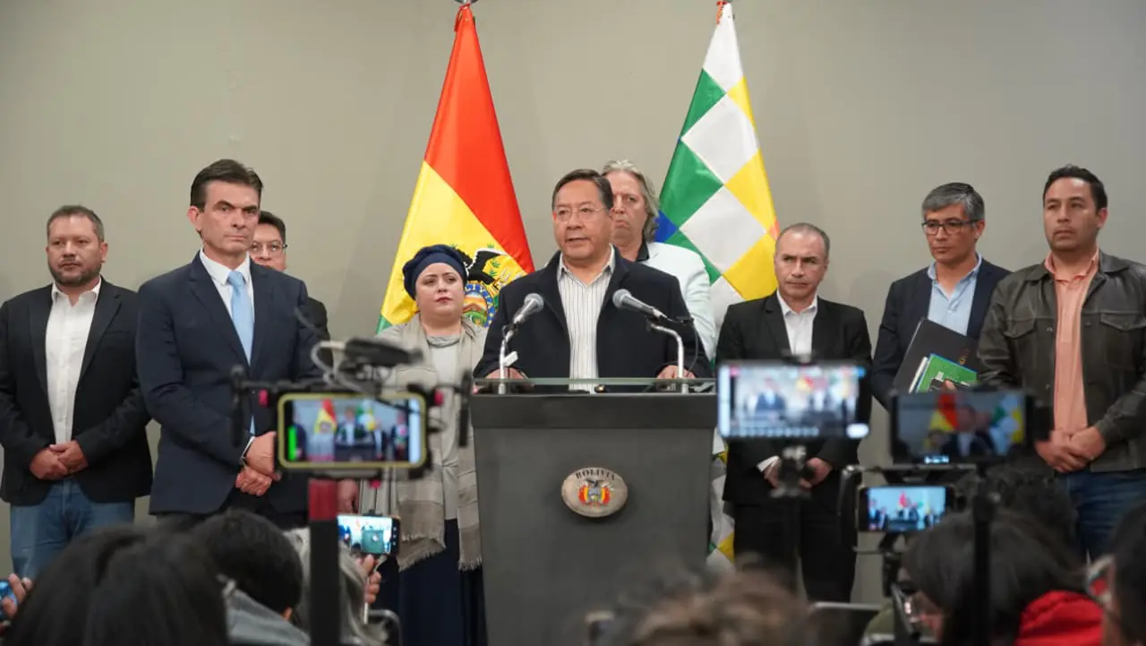El presidente Arce anuncia una transición pacífica junto a Paz