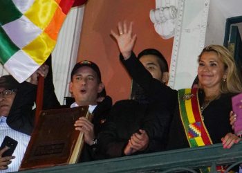 Luis Fernando Camacho y Jeanine Áñez, la noche de la proclamación de ésta, en el balcón del Palacio Quemado.