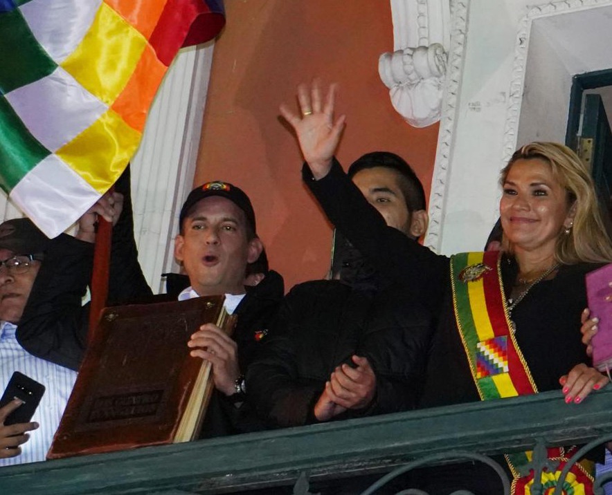 Luis Fernando Camacho y Jeanine Áñez, la noche de la proclamación de ésta, en el balcón del Palacio Quemado.