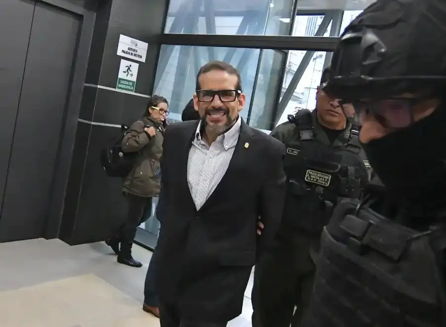 Luis Fernando Camacho, al ingresar a una de sus audiencias en La Paz. Foto: APG