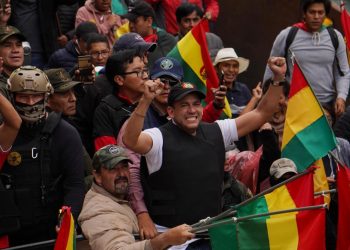 Luis Fernando Camacho en La Paz, protegido por policías.