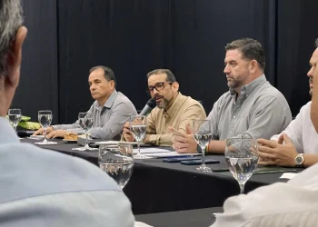 Luis Fernando Camacho con directivos de la Cámara Agropecuaria del Oriente (CAO). Foto: Gobernación Santa Cruz