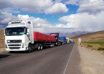Parte de los camiones varados en la carretera hacia Perú, por los conflictos en ese país.