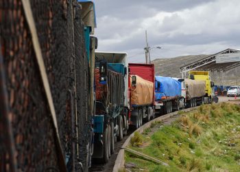Una vista parcial de centenares de camiones varados en Desaguadero, en la frontera con Perú.