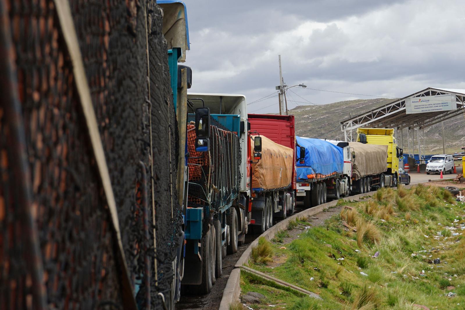 Una vista parcial de centenares de camiones varados en Desaguadero, en la frontera con Perú.