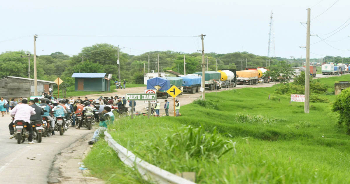 Camiones parados en Santa Cruz.