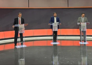 Candidatos se midieron en un primer debate con poco contenido
