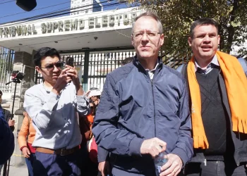 NGP impugna inhabilitación de Dunn y presenta certificado de solvencia fiscal