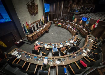 Senado aprueba ley que prohíbe retorno de ministros censurados y la envía a Diputados