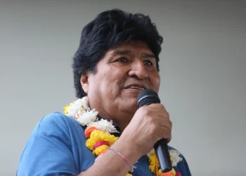 En cita de Runasur, Morales denuncia expulsiones y cárcel de dirigentes