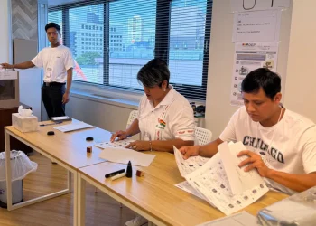 Bolivianos en Japón inauguran votación de las elecciones generales 2025