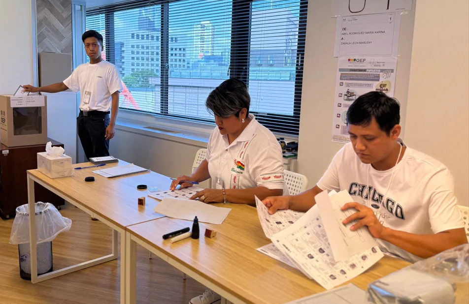 Bolivianos en Japón inauguran votación de las elecciones generales 2025